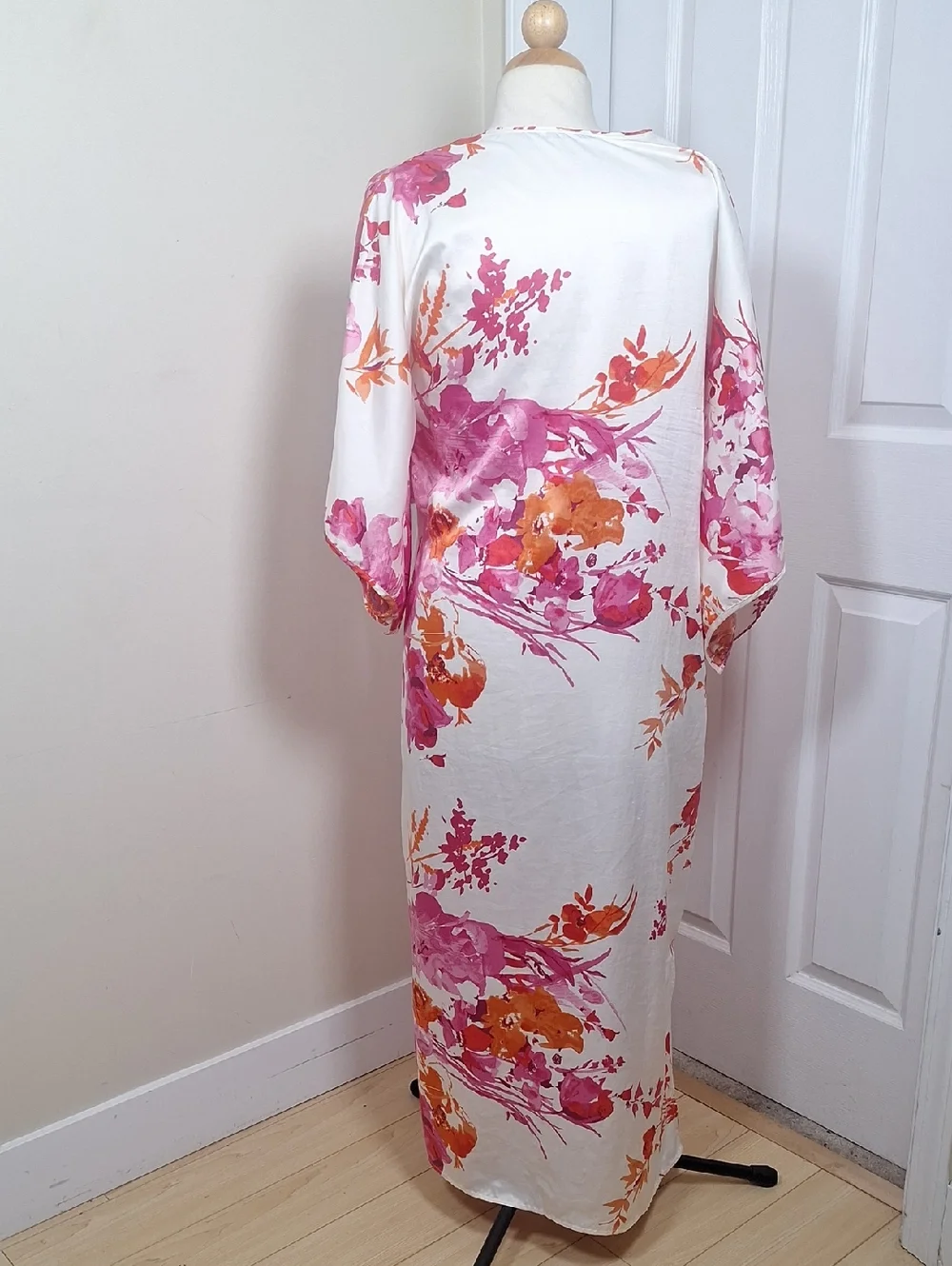 Natori Floral Cherry Blossom V Neck Kaftan Size S - Picture 3 of 8